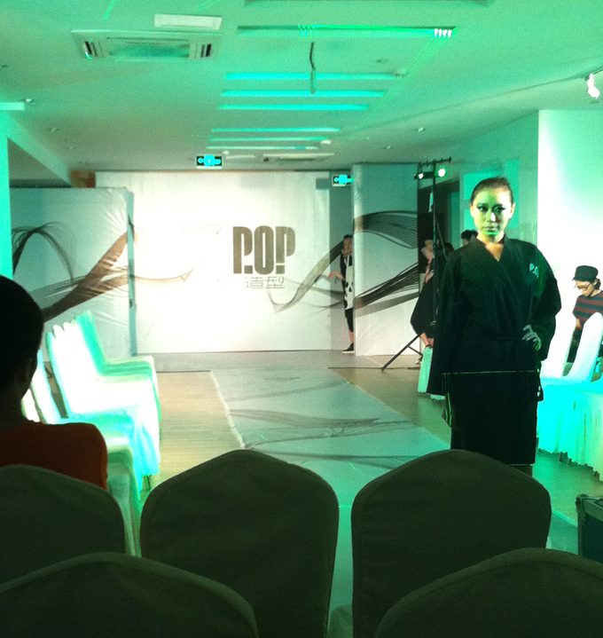 重庆POP造型会所开业走秀 现场图2